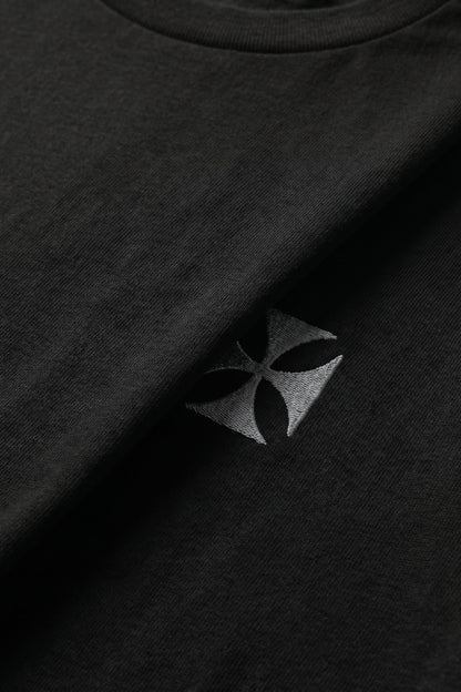 Camiseta de Autor corte relajado: El equilibrio del líder - Bordado de cruz maltesa