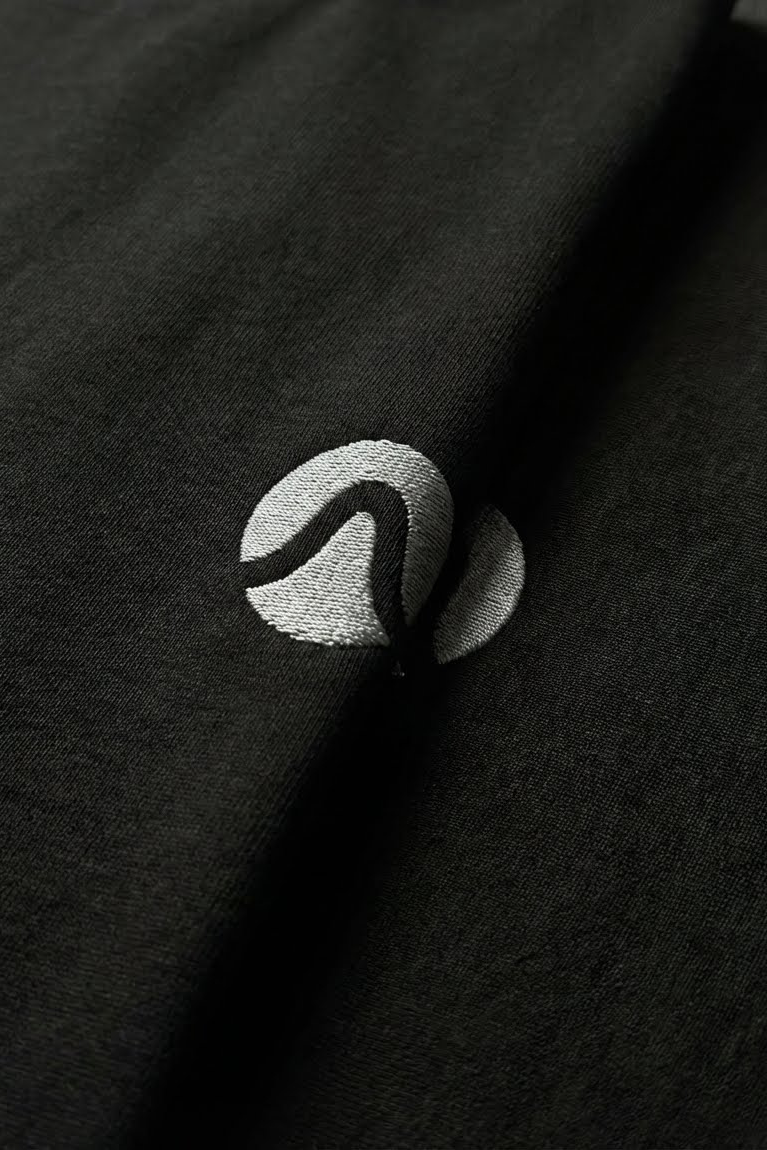 Camiseta de Autor corte relajado: El equilibrio del líder - Bordado ondulado