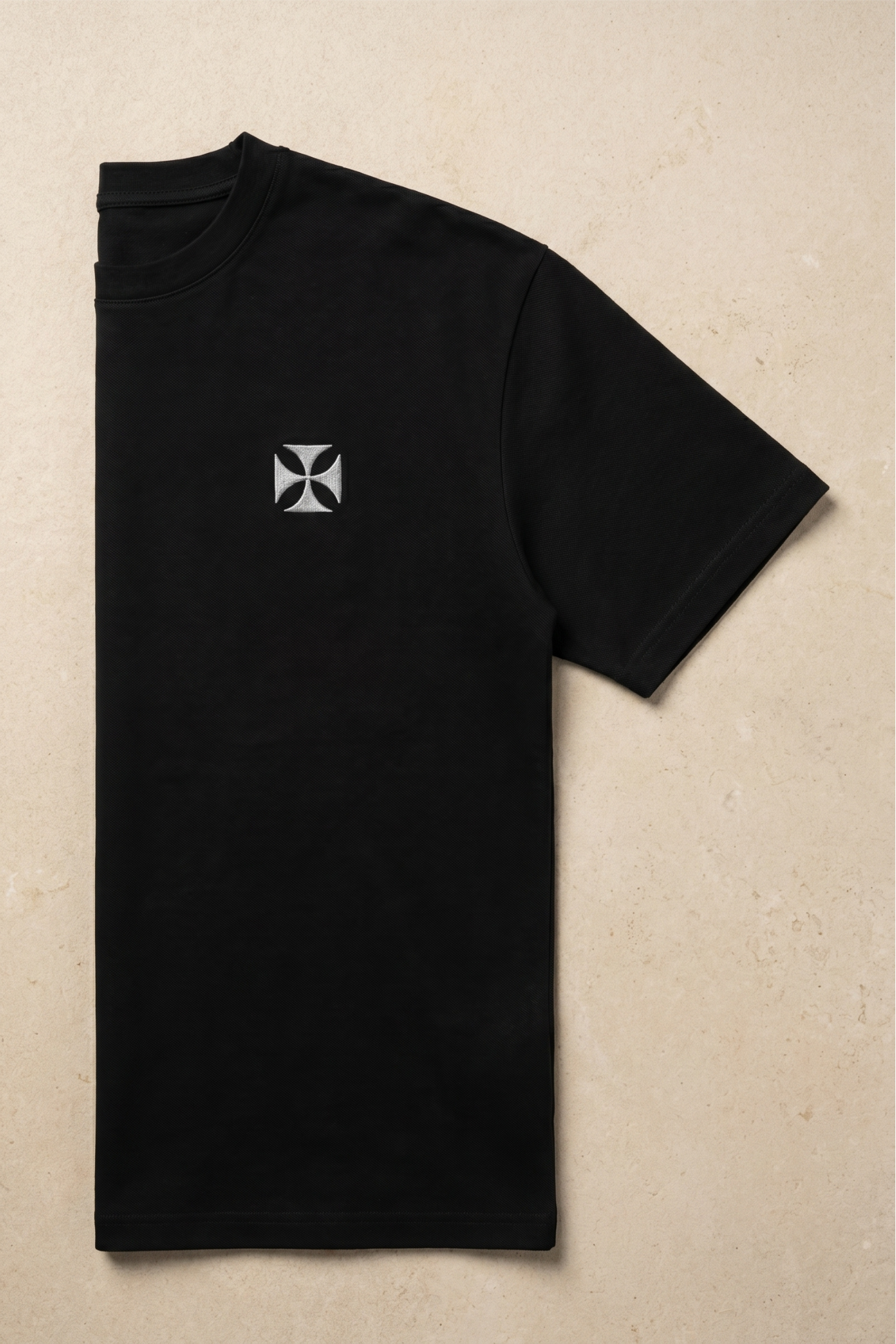Camiseta de Autor corte relajado: El equilibrio del líder - Bordado de cruz maltesa
