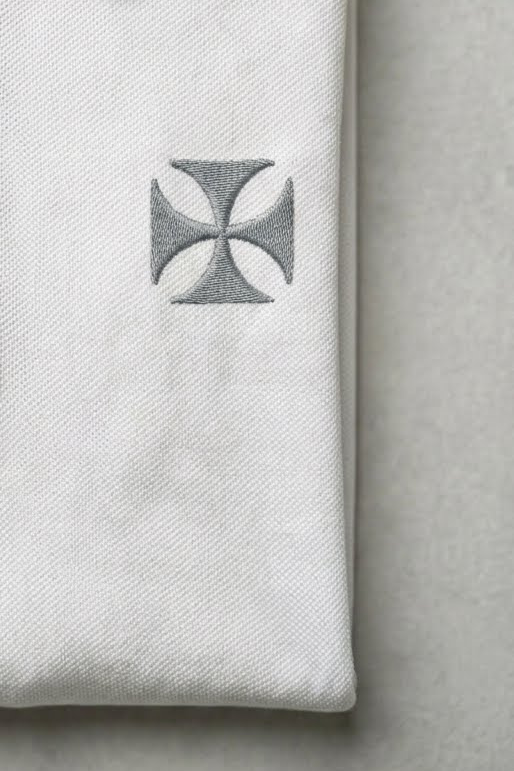 Polo Esencial Fierté et Volonté - Bordado de cruz maltesa